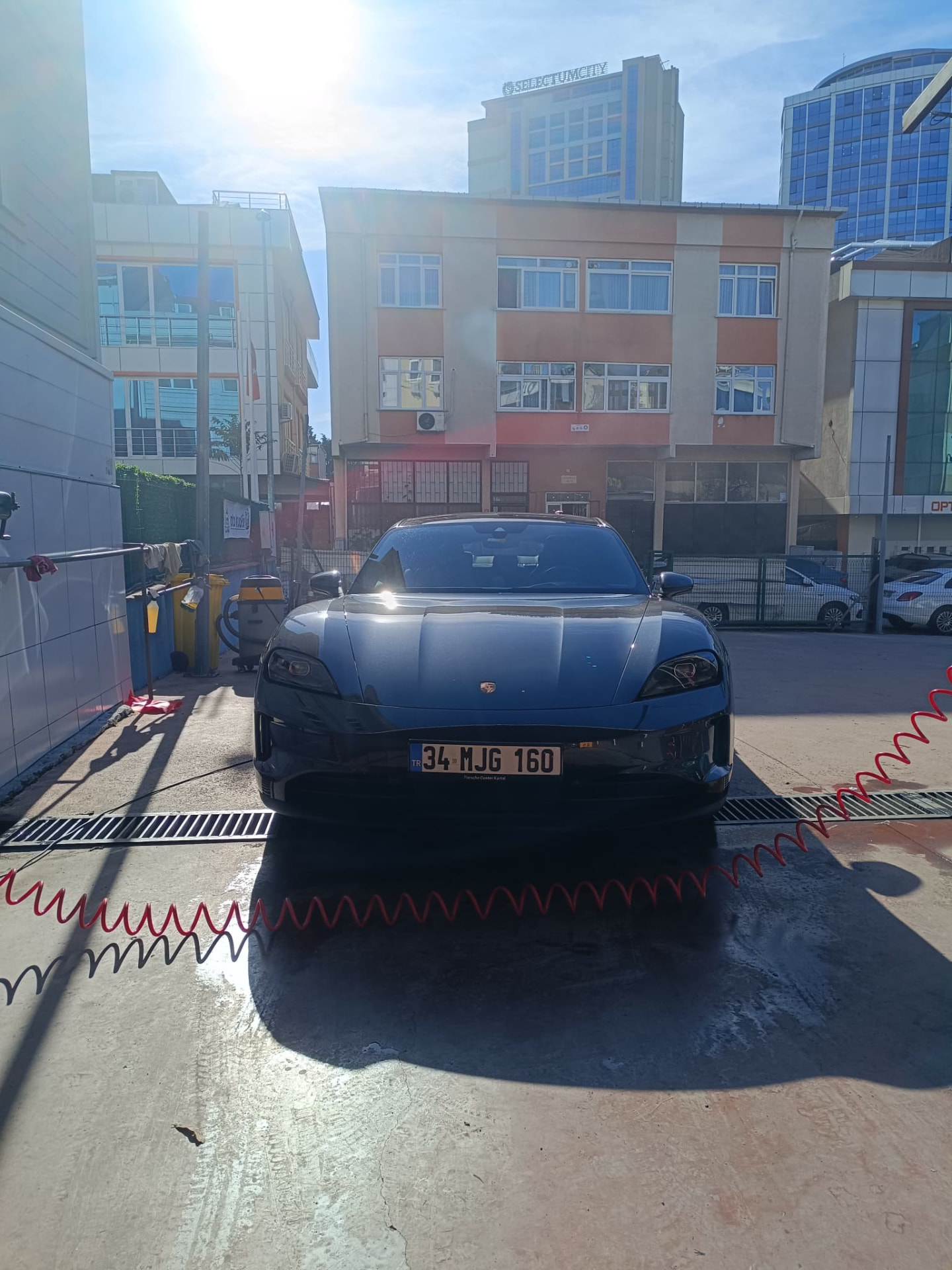 MYC yıkama bölmesinde siyah spor otomobilin önden görünümü