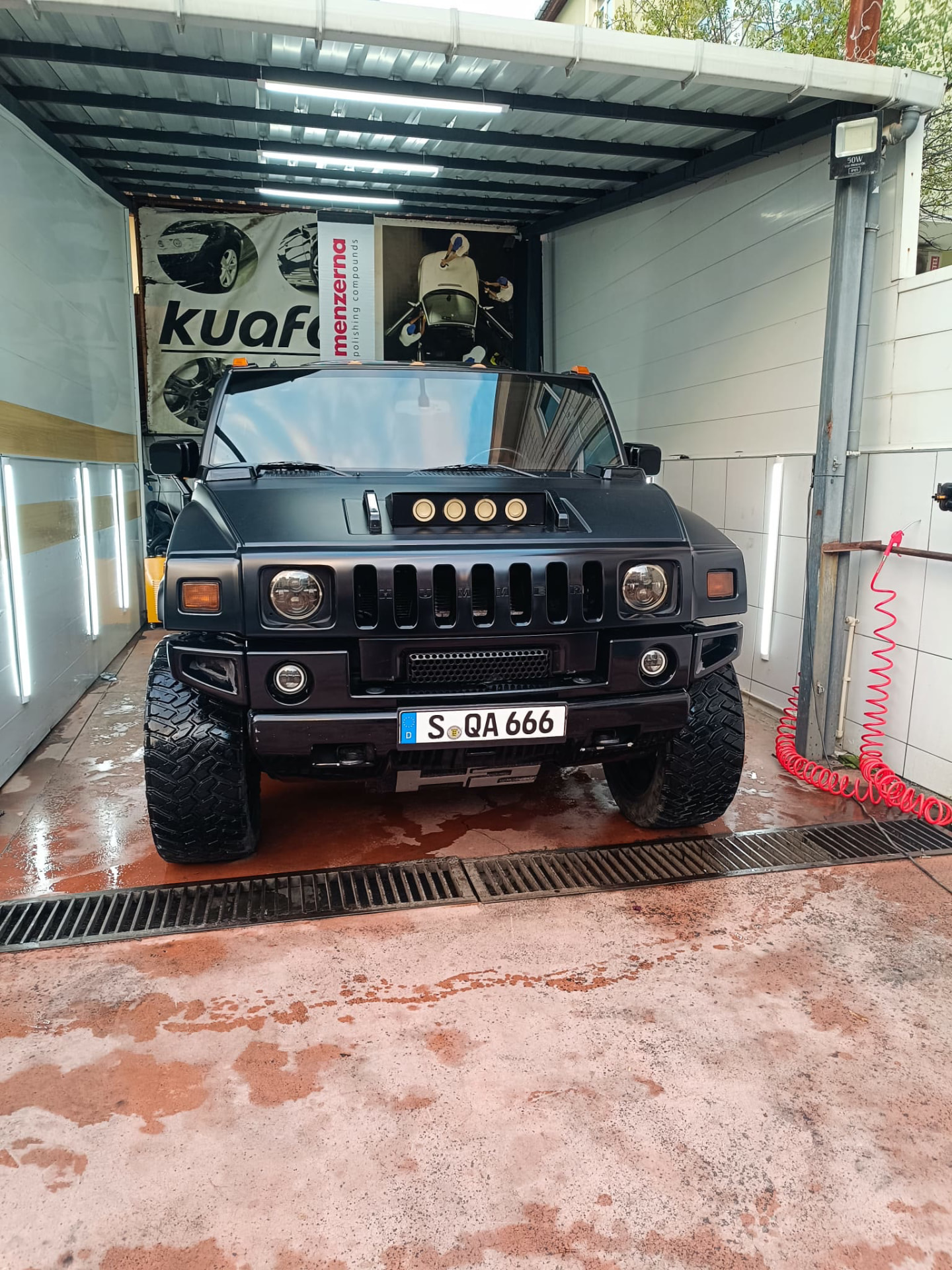 Oto kuaför bölmesinde pasta cila sonrası Hummer H2'nin önden görünümü