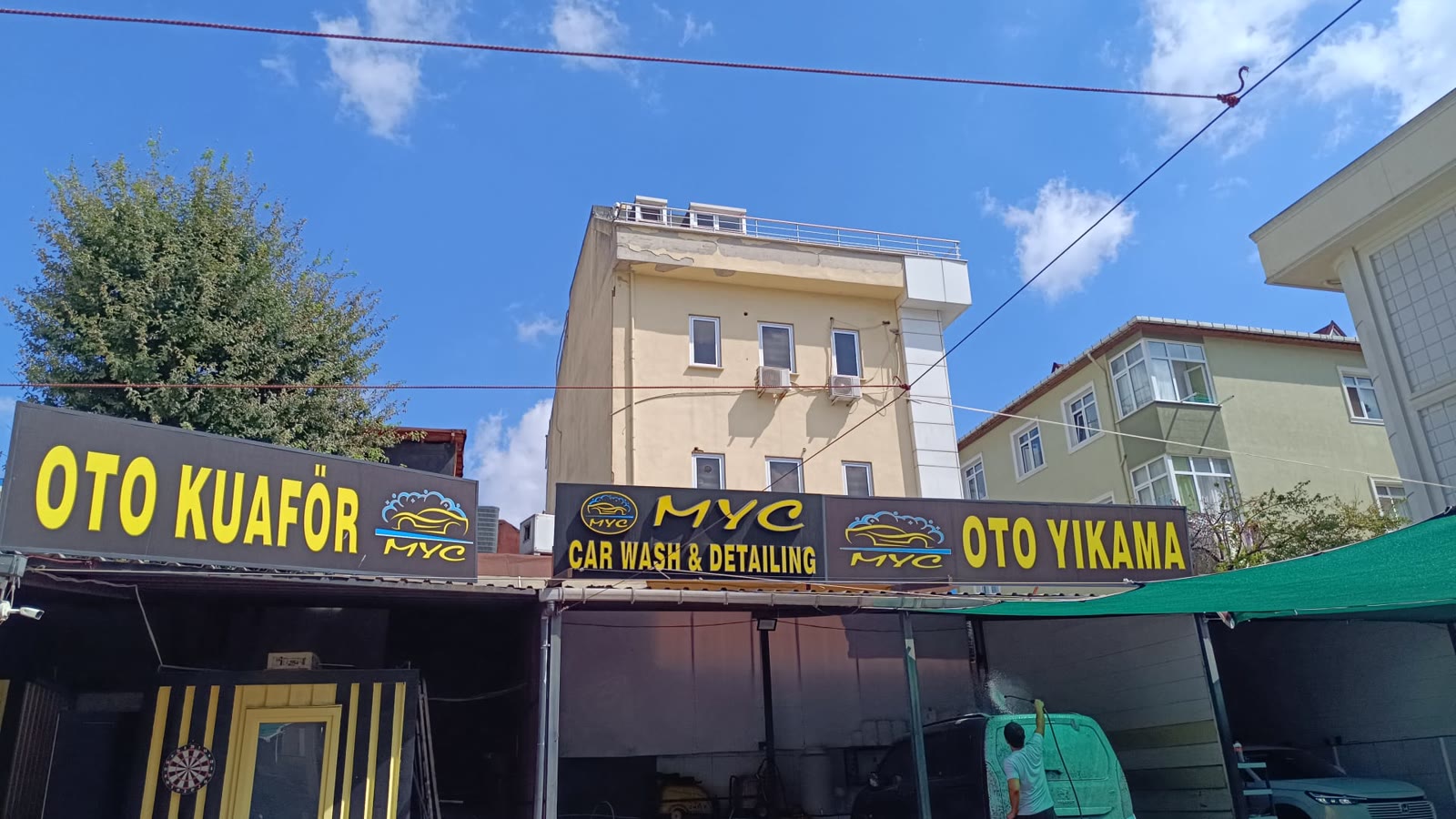 MYC Car Wash & Detailing tabelası ve oto yıkama girişi
