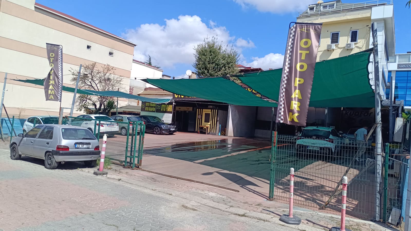 MYC oto yıkama, oto kuaför ve otopark girişinin sokaktan görünümü